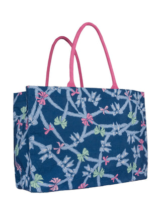 Tote bag with floral pattern on a blue background