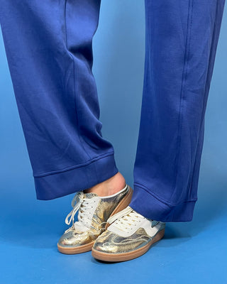 a matching royal blue lounge set consisting of a short-sleeve top with wide three-quarter sleeves and matching pants