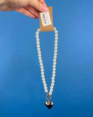 Shop the Heart Charm Pearl Necklace featuring classic faux pearls, a gold heart charm, and a stylish toggle clasp for timeless elegance.