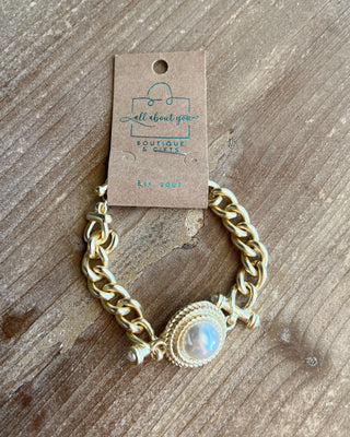 Shop the Matte Gold & Pearl Bracelet featuring a chunky matte gold chain, elegant pearl centerpiece, and timeless boutique-inspired style.
