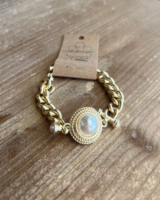 Shop the Matte Gold & Pearl Bracelet featuring a chunky matte gold chain, elegant pearl centerpiece, and timeless boutique-inspired style.