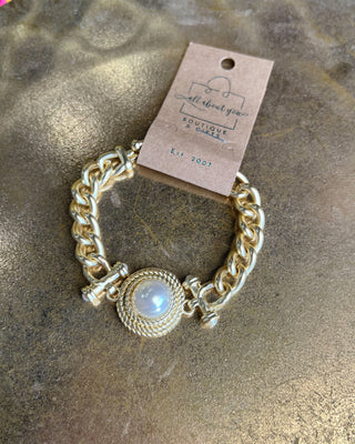 Shop the Matte Gold & Pearl Bracelet featuring a chunky matte gold chain, elegant pearl centerpiece, and timeless boutique-inspired style.