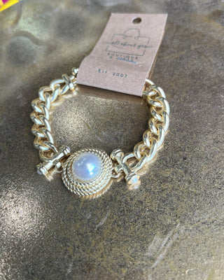 Shop the Matte Gold & Pearl Bracelet featuring a chunky matte gold chain, elegant pearl centerpiece, and timeless boutique-inspired style.